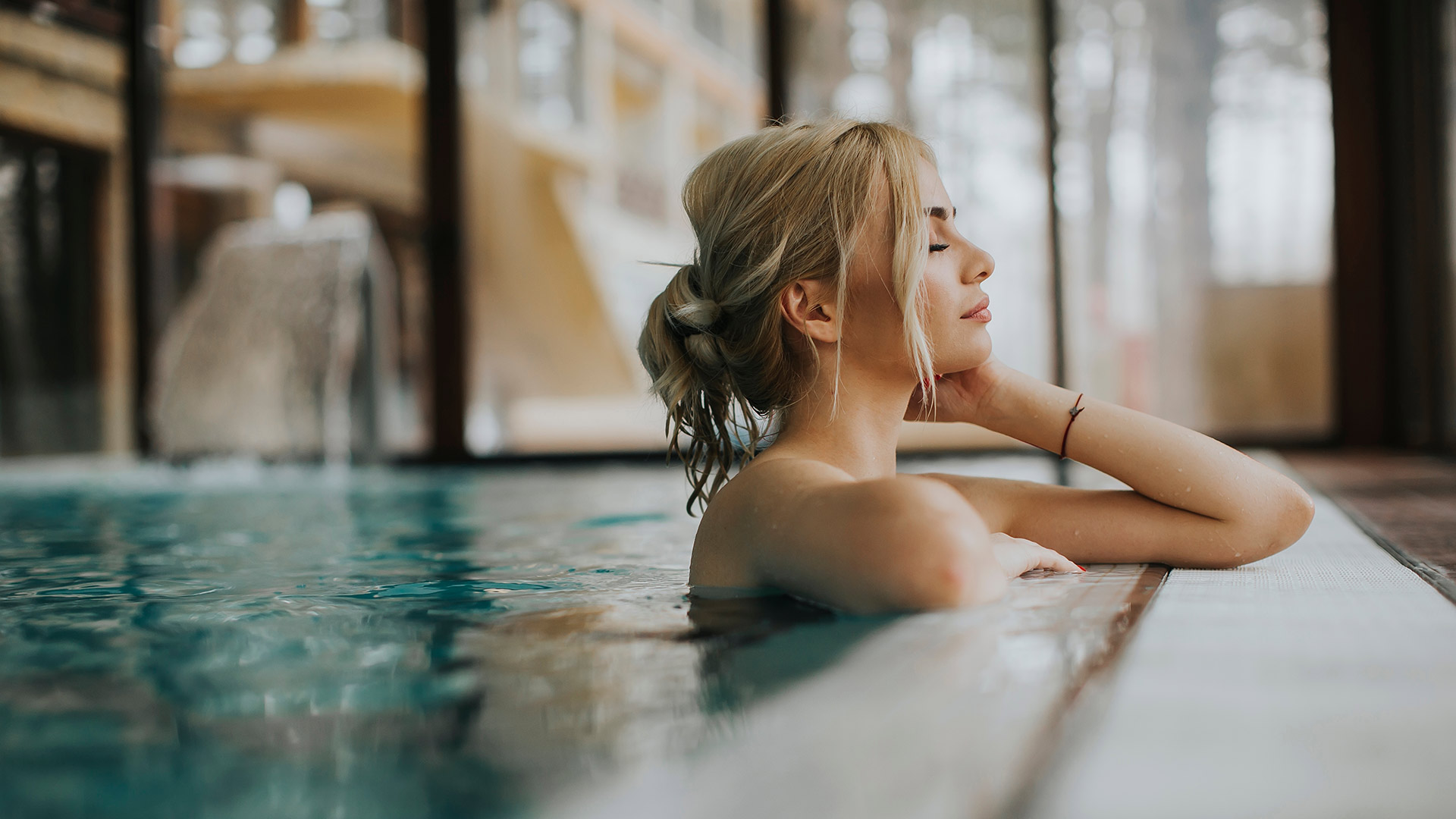 Frau genießt die ruhe im Best Wellness Hotel