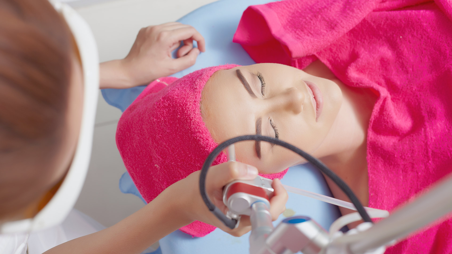 Frau bekommt Beautybehandlung im Best Wellness Hotel