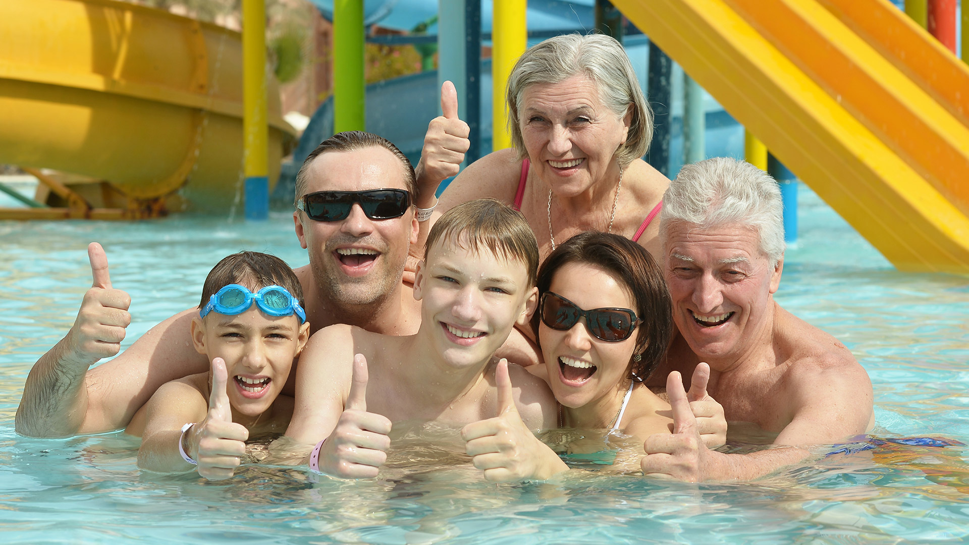 Die ganze Familie genießt die Zeit im Pool