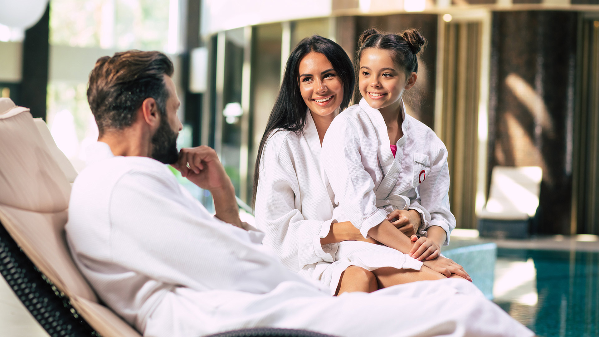 Familie genießt den Spabereich