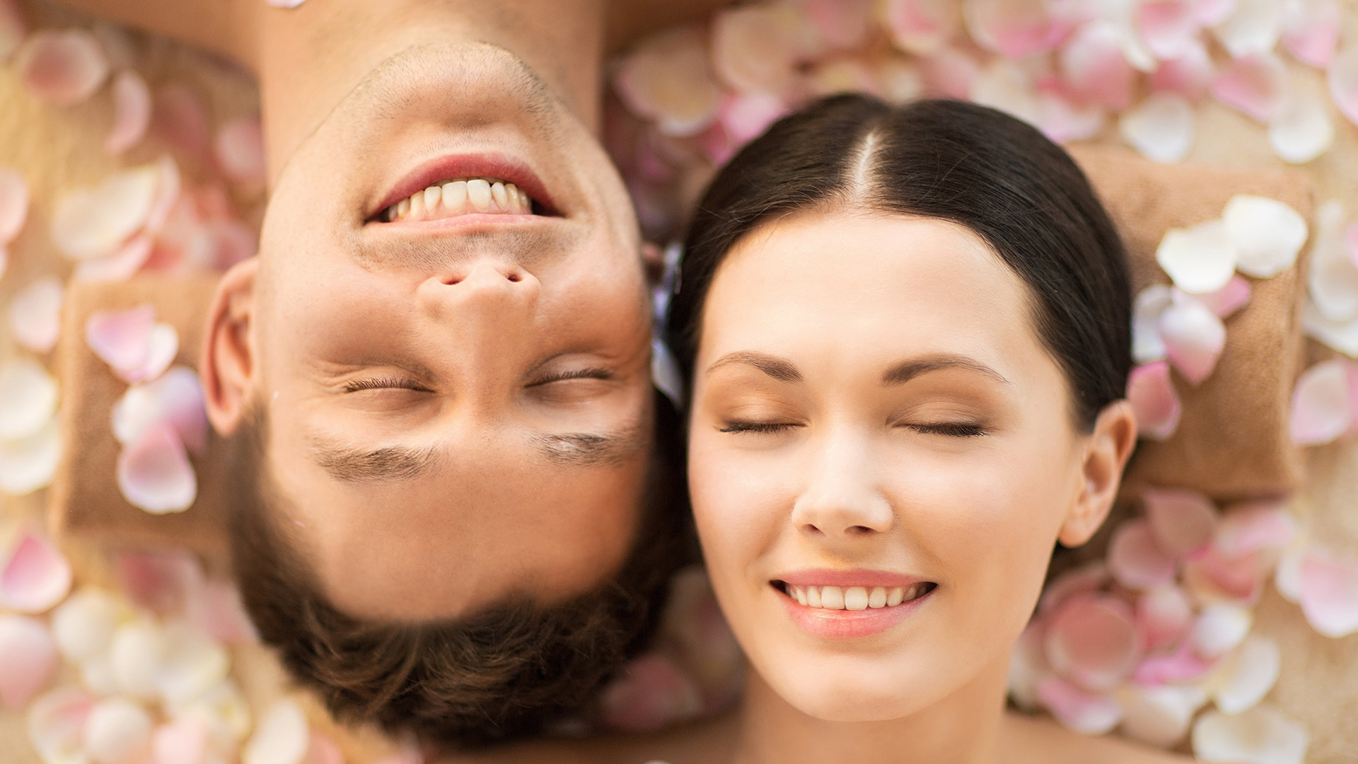 Paar enstpannt sich im Best Wellness Hotel