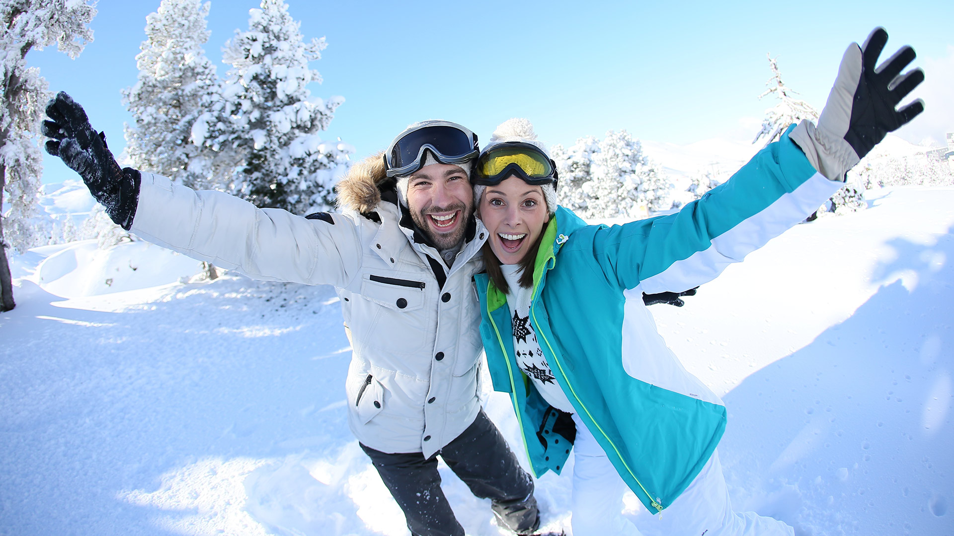 Paar genießt den Sonnigen Tag auf der Piste