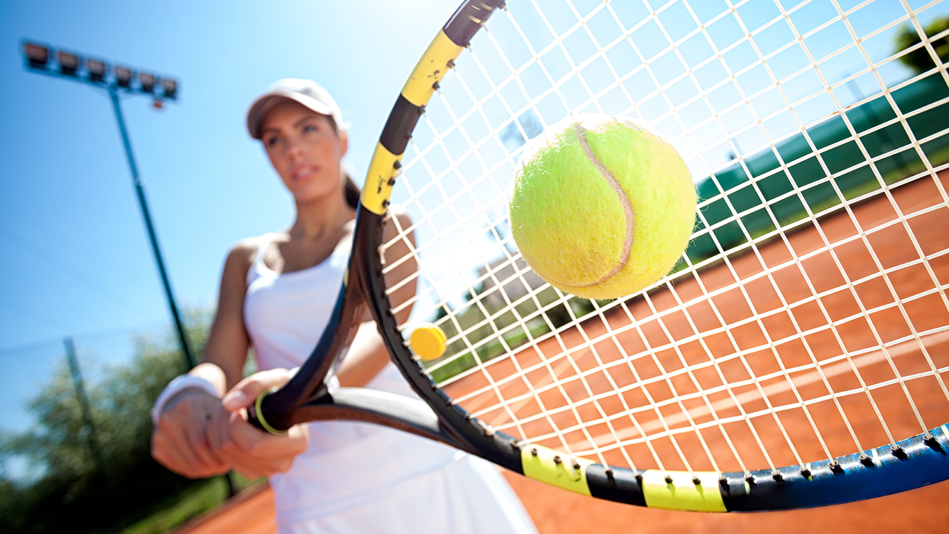 Frau spielt Tennis im Best Wellness Hotel